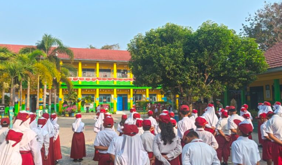 Bupati Sukamara Ingatkan Pelajar Pentingnya Karakter dan Kepemimpinan Saat Jadi Inspektur Upacara di SDN 2 Mendawa