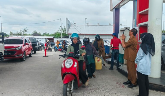 Bupati Sukamara Minta Warga Bijak Gunakan BBM di Tengah Antrean Panjang SPBU