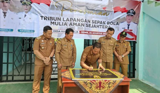 Bupati Sukamara Resmikan Tribun Lapangan Sepak Bola Mulia Aman Sejahtera di Desa Kartamulya