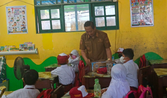 Pemerintah Kabupaten Sukamara Bagikan Masker dan Susu Gratis untuk Cegah ISPA pada Siswa