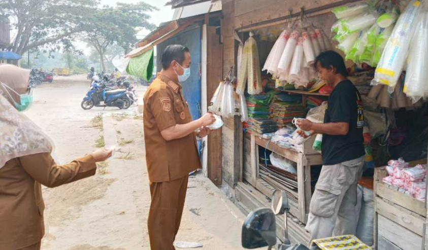 Asap Karhutla Memburuk, Pemkab Sukamara Turun ke Jalan Bagikan Masker Gratis